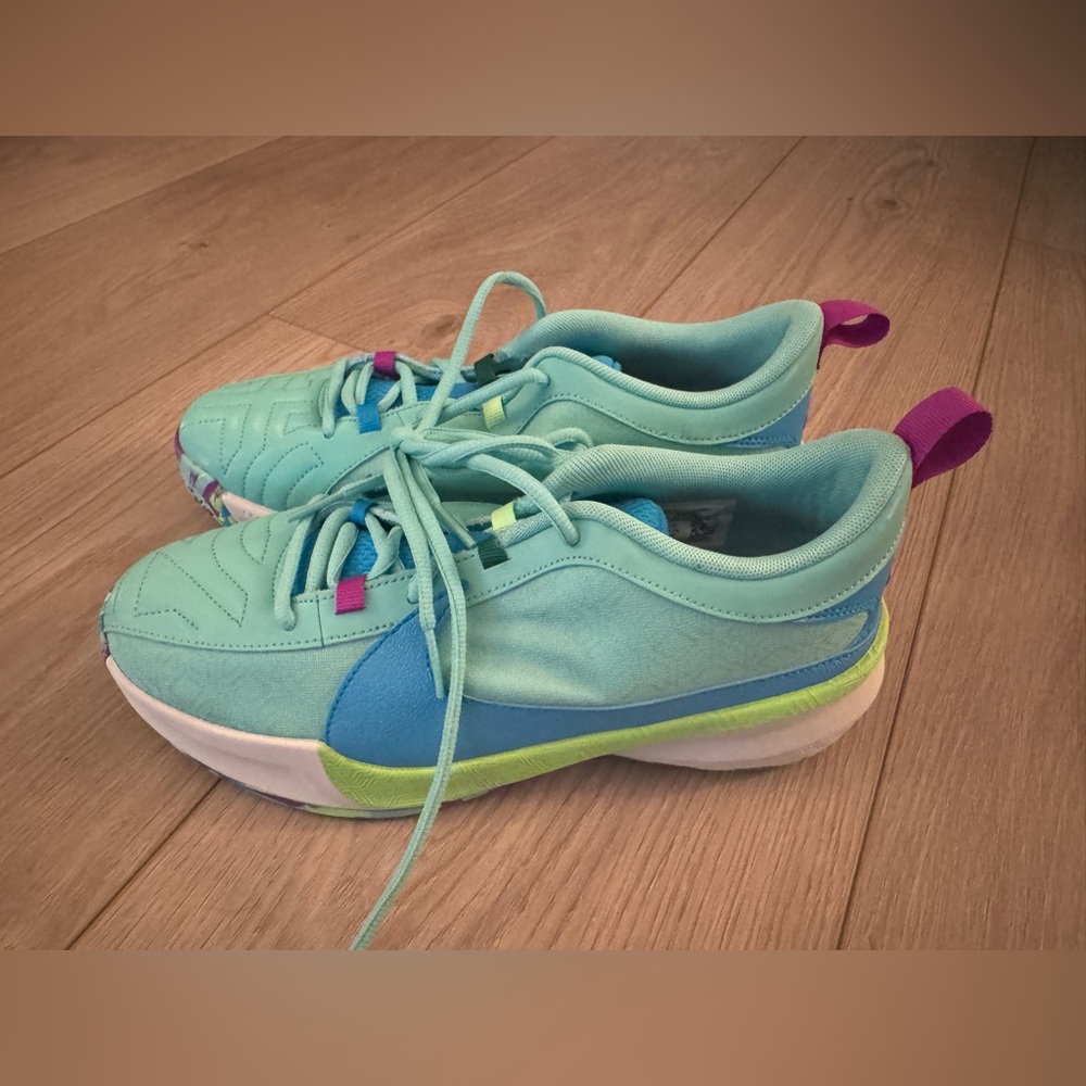 NEW Nike Giannis 6Y Running Shoes DZ4486-300, No Box